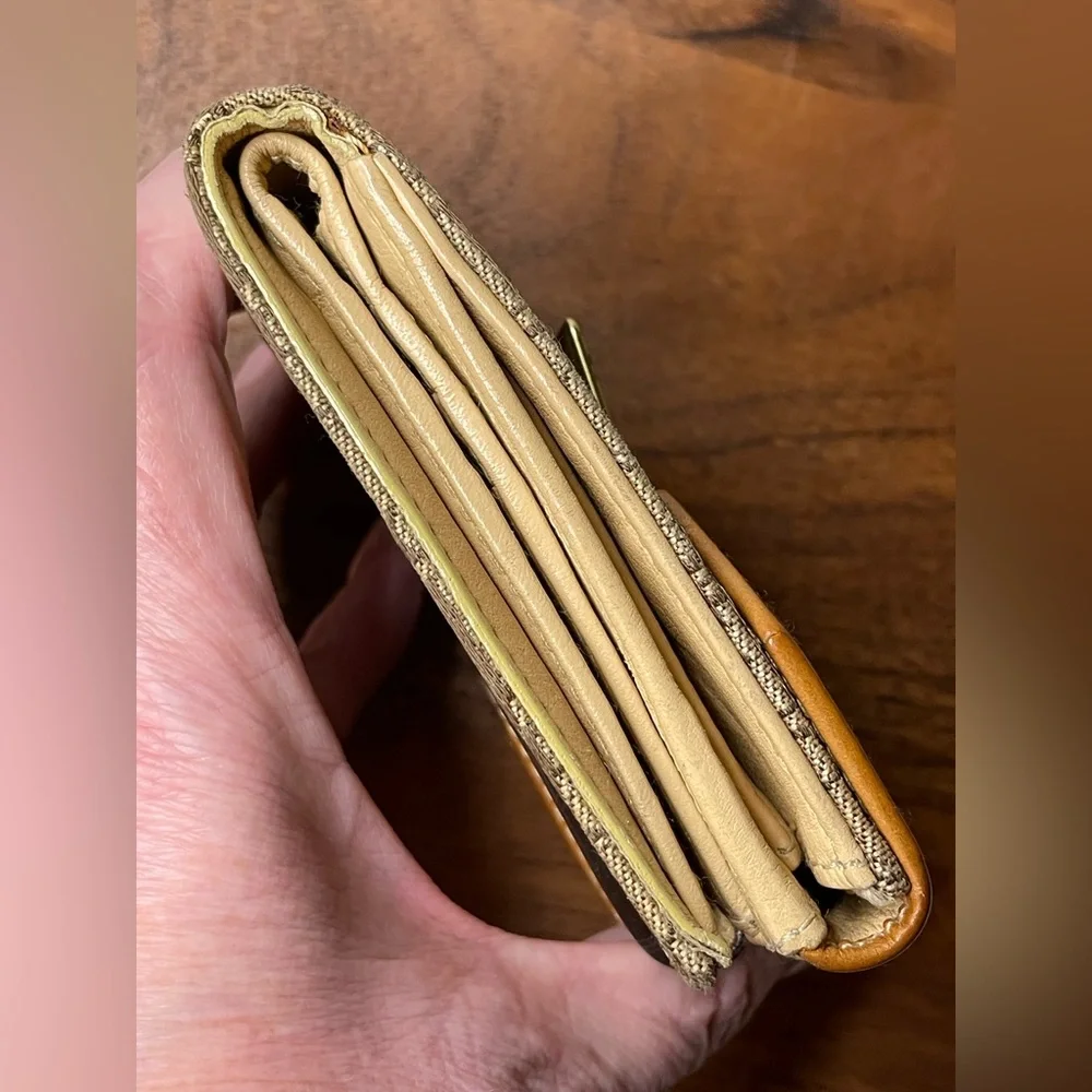 Dior authentic compact